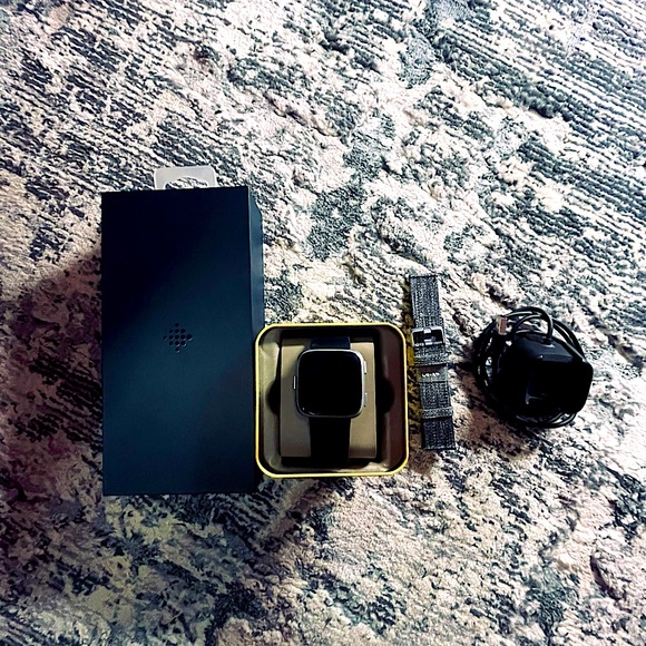 Fitbit Versa Watch - Picture 3 of 3